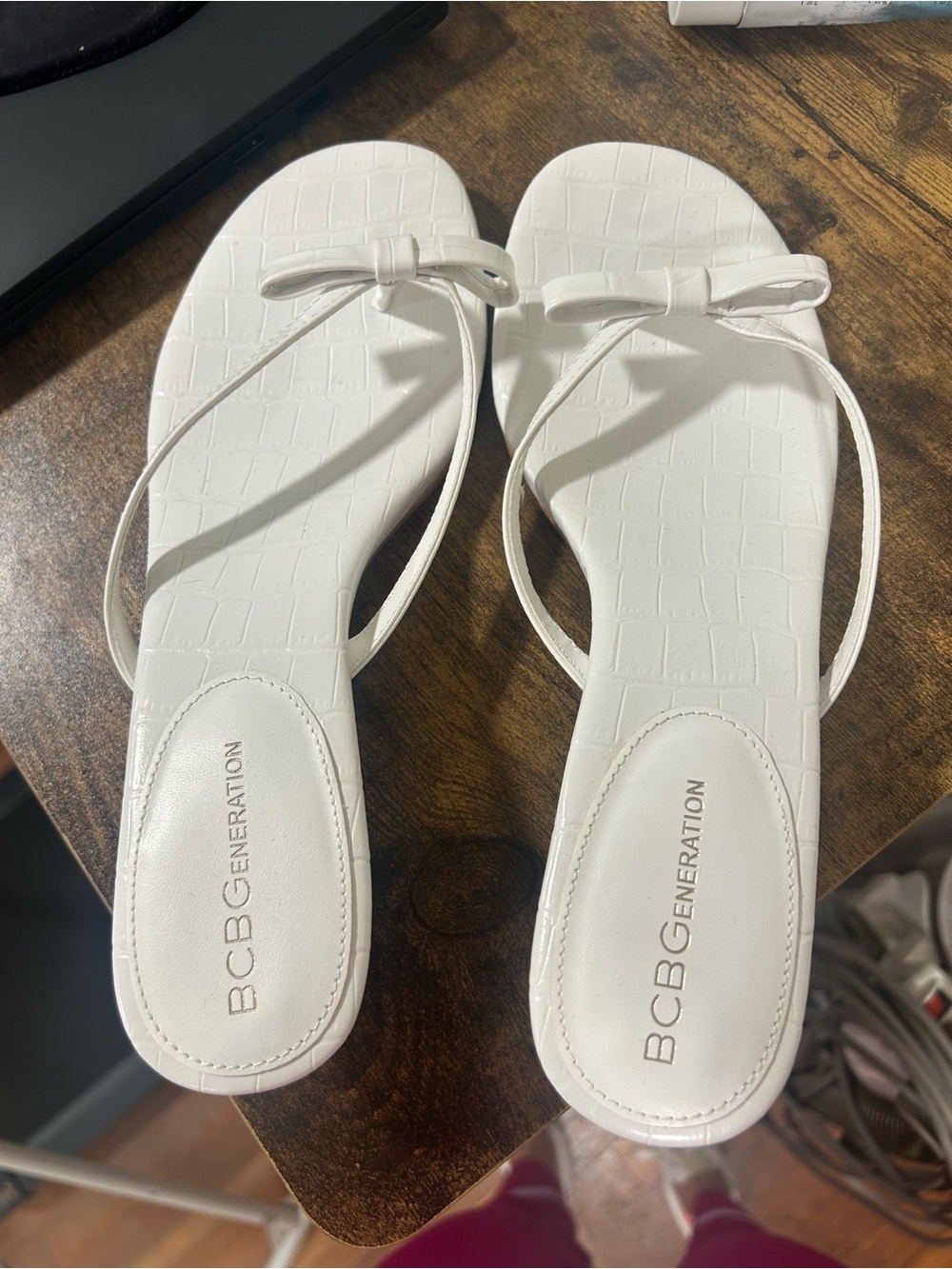 BCBGeneration white shoes sandal, size 9, white with bow, NEW , kitten heel